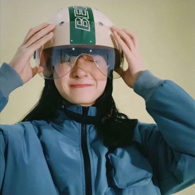 

去找一个能逗你笑的人吧，我不行，我只能把你美哭。