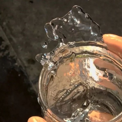 

<p>如果只是把世界分为清净和污浊两者，是不是就反而看不到真相了呢？</p>