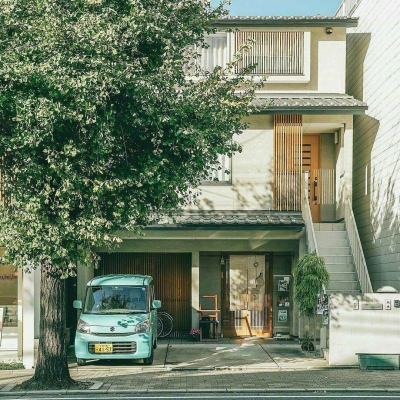 <p>学校就是社会的缩影，就像把人类放在盆景中一样，所以诸如弱肉强食，还有种姓制度其实都是存在的。</p>