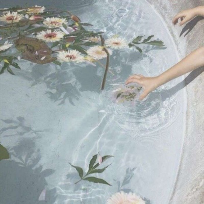 <p>我女朋友家真的好穷，那天我说想去她家看看，她说连门都没有。</p>