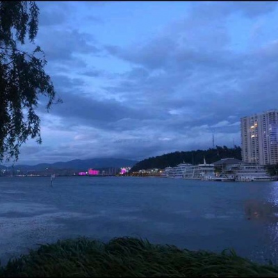 <p>最好别收拾房间，当房间收拾干净时，你就是房间里唯一的垃圾。</p>