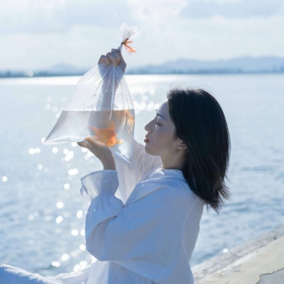 <p>世界并不完美，却因此而美丽。</p>