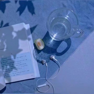然而，夜晚将包容一切，月光也将一如往常的挥洒在我们身上。