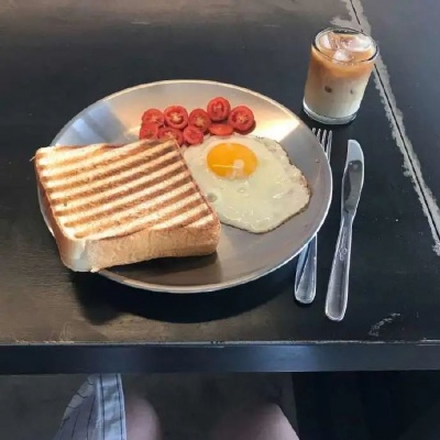 

<p>我很饿然后我看了看镜子，我依旧很饿，果然美貌不能当饭吃。</p>