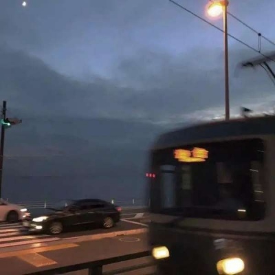 <p>你是往日的情书，是日落的余情未了，是路人脚下不停生长的风，也是我喜欢的人.</p>