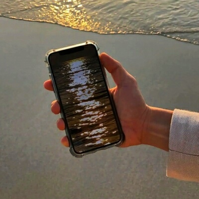<p>世界并不完美，却因此而美丽。</p>