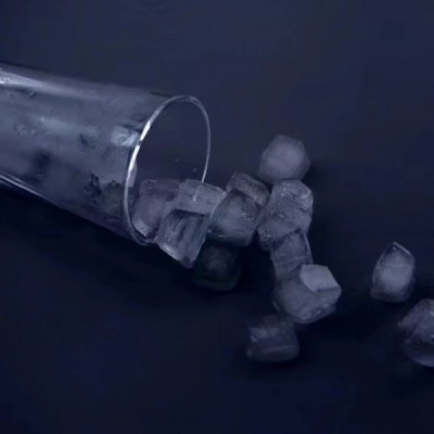 <p>所以，他们的祭典还没结束。</p>