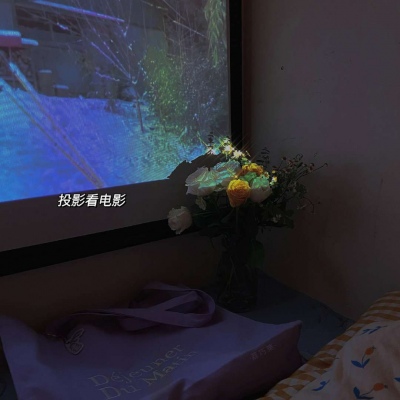 <p>我的冷漠里，藏着一半害羞，一半自卑。</p>