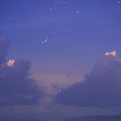 日出江花红胜火，春来江水绿如蓝。