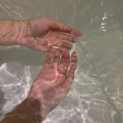 

恋爱就像是把自己不好的一面反射出来的镜子，特别单恋的时候，会嫉妒、产生偏见性格、变怪癖、羡慕别人、真的接触各种各样的感情。但这也不必为此感到羞耻，这都说明你对恋爱如此认真。