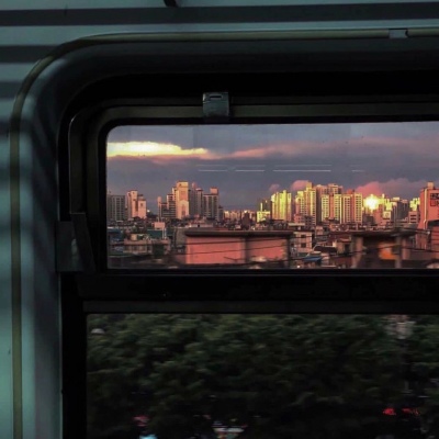 <p>我们的身影，背对背着消失在十字街口，沉浸在茫茫人海。</p>