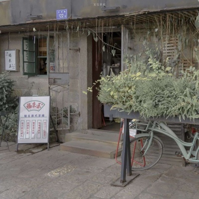 <p>她只是看了你一眼，你却在心里，演了场电影。</p>