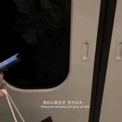 

我必须承认生命中大部分时光是属于孤独的，努力成长是在孤独里可以进行的最好的游戏。