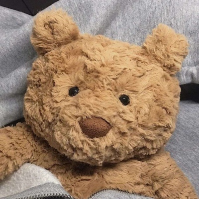 生活的洪流欲让人们窒息，我们却在缺氧的环境中肆意成长。
