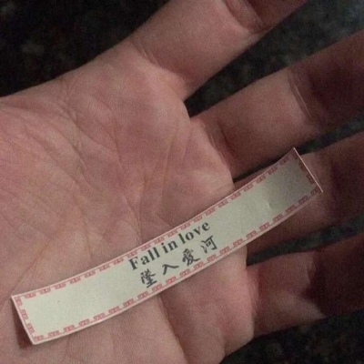 <p>宅家想剪头发怎么办？打开窗户，二月春风似剪刀。</p>