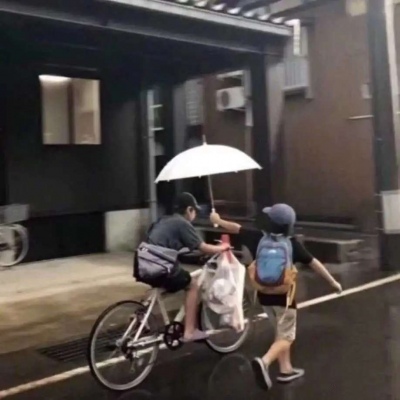 <p>曾经无话不谈的我们，如今早已形同陌路。</p>