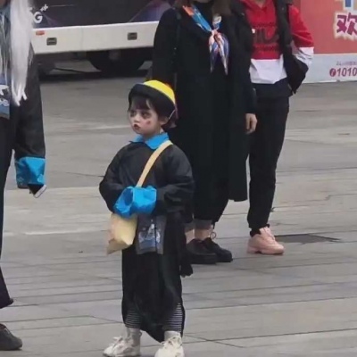 <p>我想笑着送你走，可是眼泪却流个不停。</p>