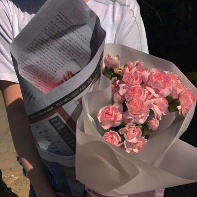 <p>活着是没有意义的,但是只有活下去才可能发现有乐趣的事,就像你发现了这朵花,而我发现了你一样。</p>