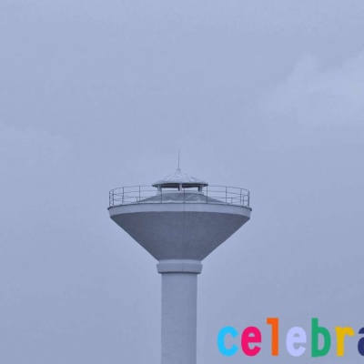 <p>没有谁比谁更不幸福，只有谁比谁更不知道幸福。</p>