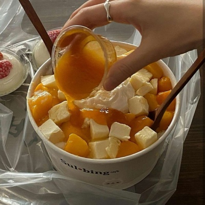 <p>朋友说借二十块钱回头给你，借完钱之后我才知道，有些人一转身就是一辈子。</p>