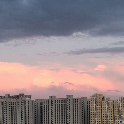 时间突然向前迈了一大步，我奋力追赶，却遥不可及。