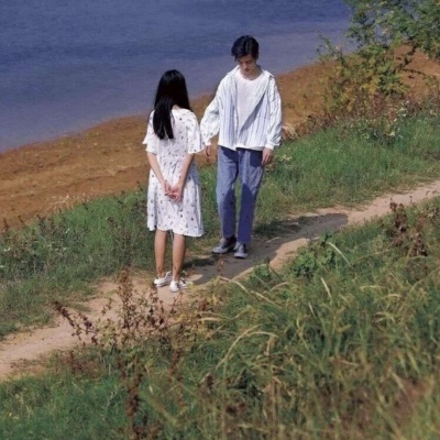 <p>人不是慢慢变老的，而是一瞬间变老的。</p>