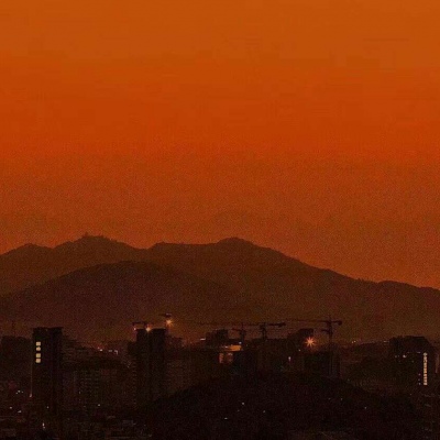那手中的冥火，是坦克中的噩梦；无极里的鬼影，在我的身边穿梭。