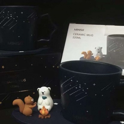 

夜撩了酒，酒撩了你 你撩了我，穷困潦倒了我们。
