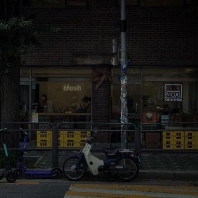 <p>很容易就被小小的事而影响，对曲折的人生一无所知仍然还选择活着，这就是人类啊。</p>