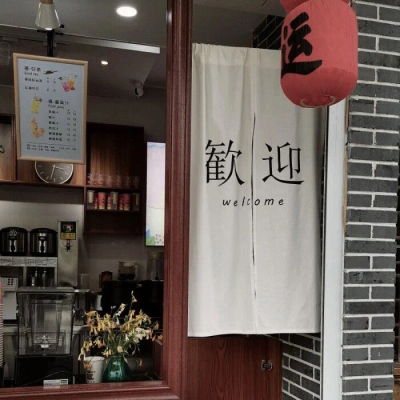 <p>假装自由，受困于自由，被自由所左右，只不过是逞强而已。</p>