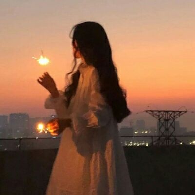 <p>我偏爱孤独却又假装活在人群中.</p>