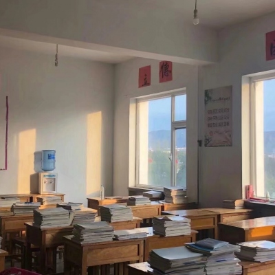 <p>只能在回忆里看着你，希望记忆中的你不要离我远去。</p>