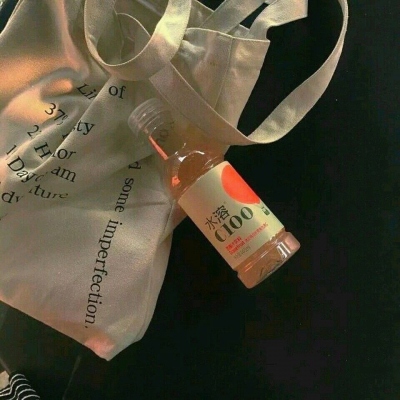 他们想要的成熟我想不通，他们嘴里的软弱我听不懂.