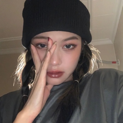 <p>我深知，这之后我们无法一直守在一起，挡在我们面前的是巨大庞然的人生，阻隔在我们中间的是广阔无际的时间，令我们无能为力。</p> - 卡通头像 - 12