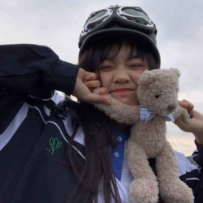 <p>没有人只属于自己，每个人都与他人相连，与他人分享着某些东西。这就是为什么人始终无法自由，为什么人会有喜悦，悲伤，以及爱。</p> - 卡通头像 - 12