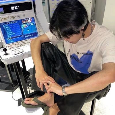 <p>你会梦游，我会磨牙，我们晚上一起去吓人吧！</p>
