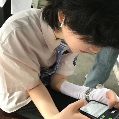 <p>能与她在秋天里相会真是太好了。</p>