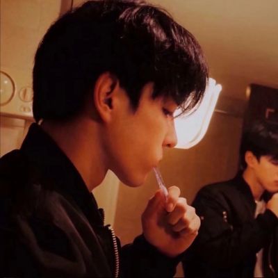 <p>晚安，换个世界想你，一会儿见.</p>