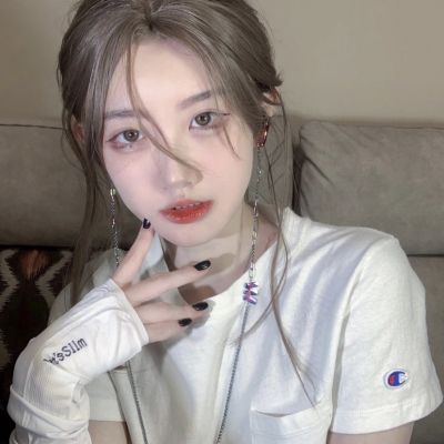 <p>那是个温暖的时空，没有战争，没有饥饿，也没有冷暖人情，只有点点萤火虫映衬着节子可爱的脸。</p> - 卡通头像 - 12