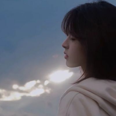 <p>人不是慢慢变老的，而是一瞬间变老的。</p> - 卡通头像 - 12