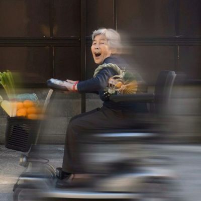 春水碧于天，画船听雨眠。