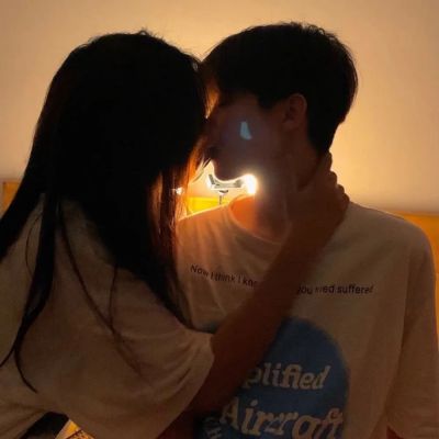 去年今日此门中，人面桃花相映红。