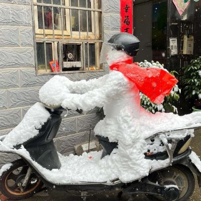 <p>我们曾经那么盼望的未来，正以惊人的速度流逝着。现在，只希望可以慢一点，偶尔停下来看看路边的风景。</p>