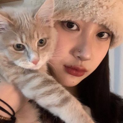 <p>记忆想是倒在掌心的水，不论你摊开还是紧握，终究还是会从指缝中一滴一滴流淌干净。</p> - 卡通头像 - 12