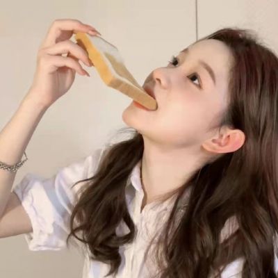 把字刻在石头上。
