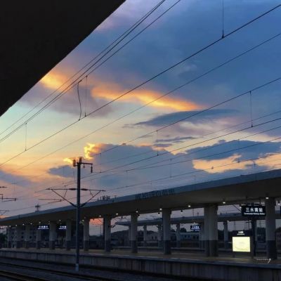 <p>虽然路不同，但目的地是相同的，不管哪条路， 都不好走。</p>