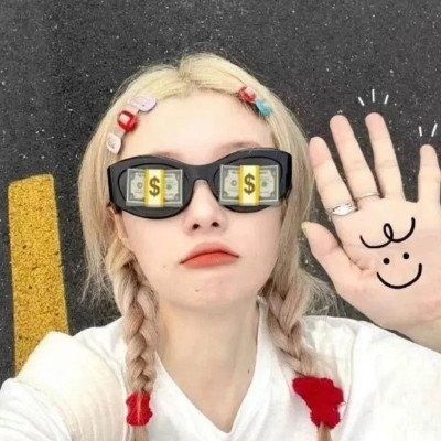 看他们假装深情不久伴。