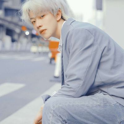 <p>这几天最尴尬的是小偷 ，大街上没人，入室全是人。</p>