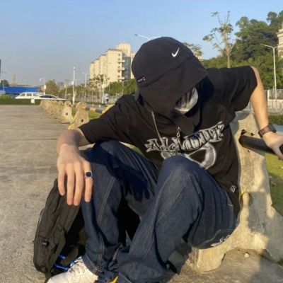 <p>真正坚强的人，都是越想哭反而笑得越大声，怀揣着一切痛苦和悲伤，即使如此也要带着它们笑着前行。</p>
