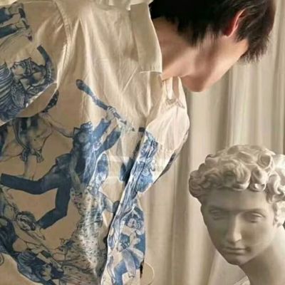 <p>人不能低下高贵的头，但捡钱时例外。</p>
